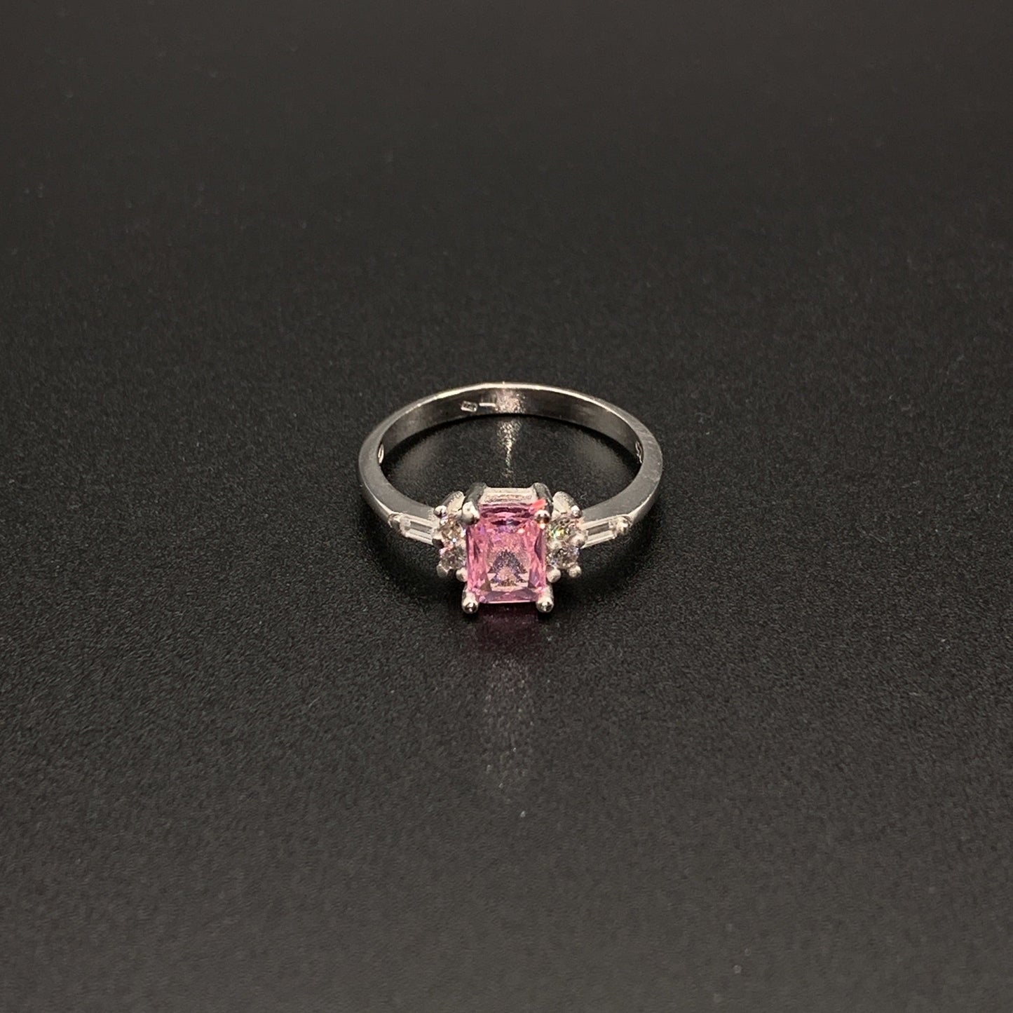 Inel din argint culoare piatra roz cristal