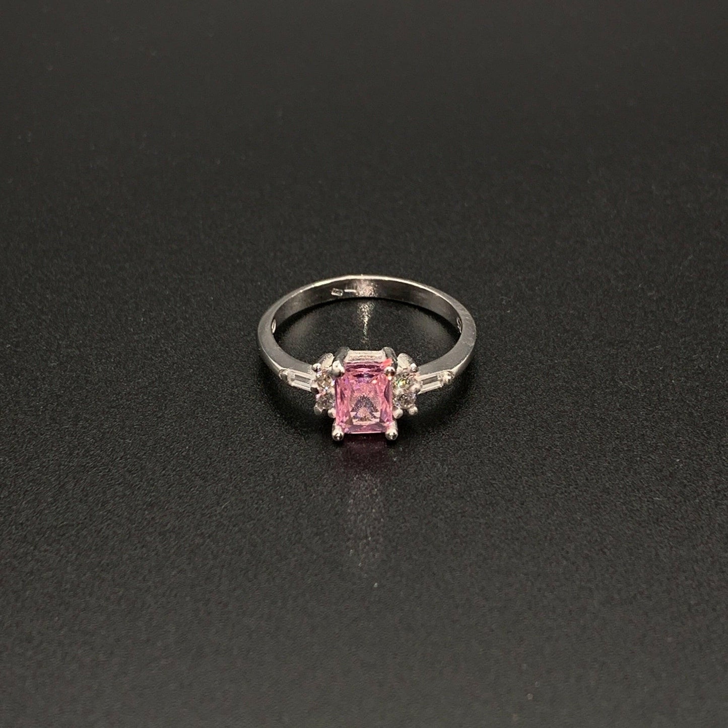 Inel din argint culoare piatra roz cristal