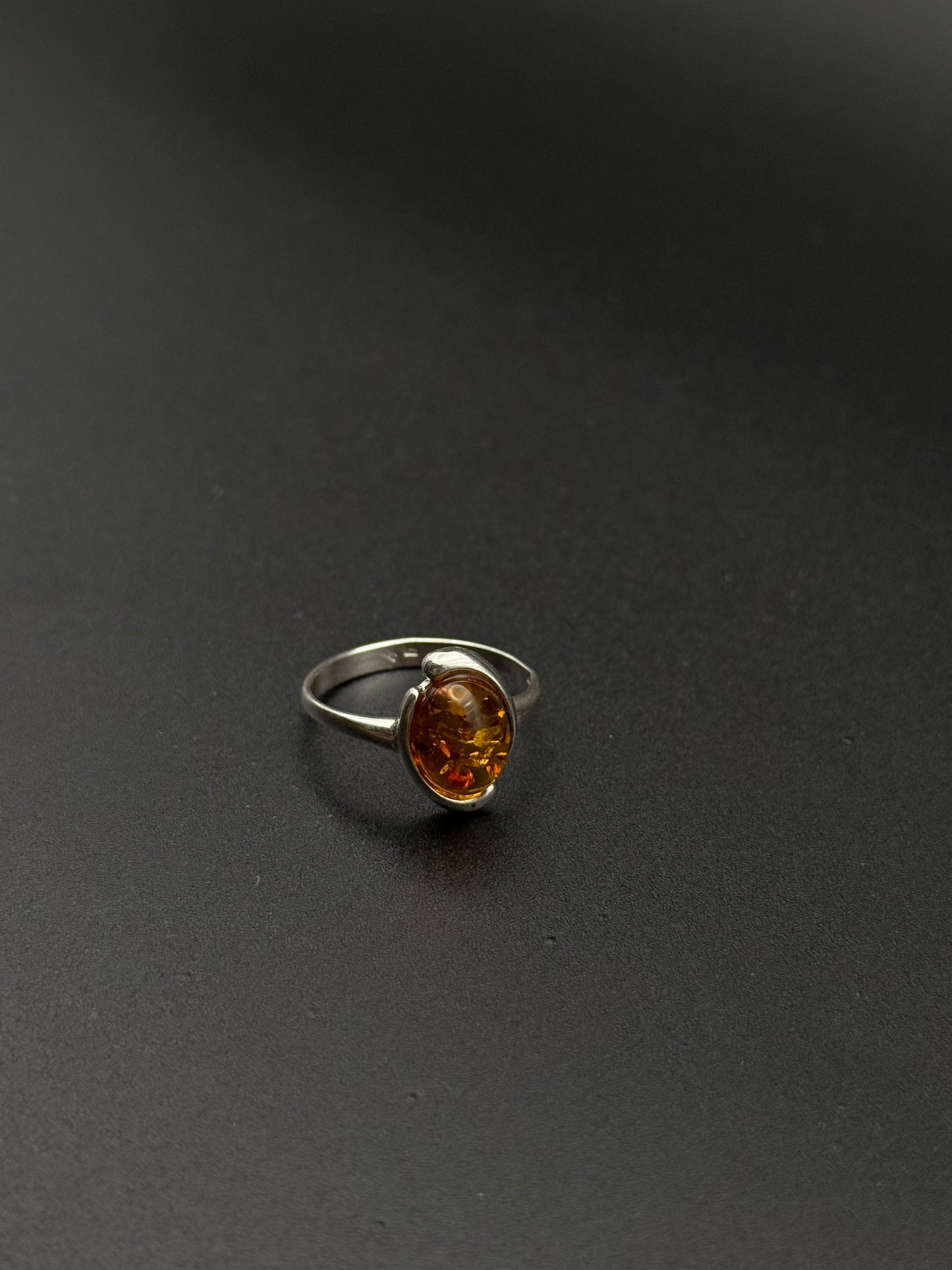 Inel cu piatrǎ din Chihlimbar