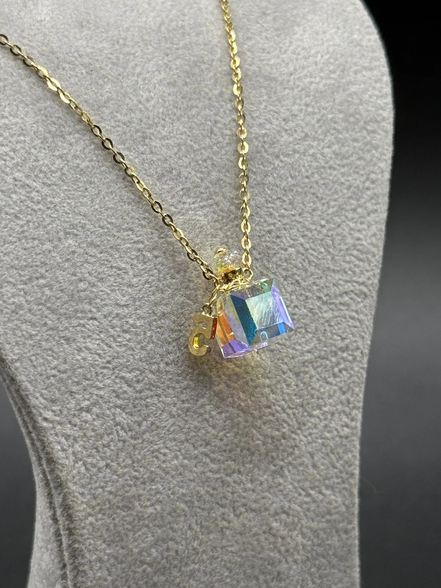 Lǎnțişor sticluțǎ de parfum.