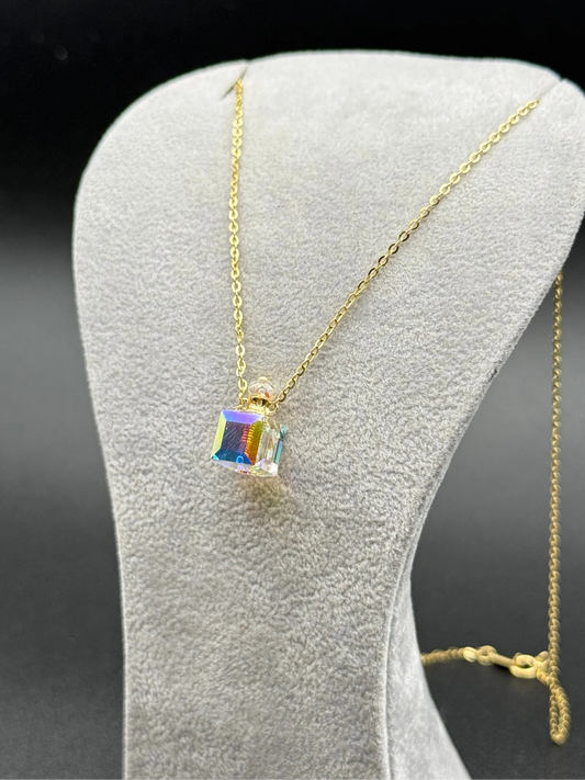 Lǎnțişor sticluțǎ de parfum.