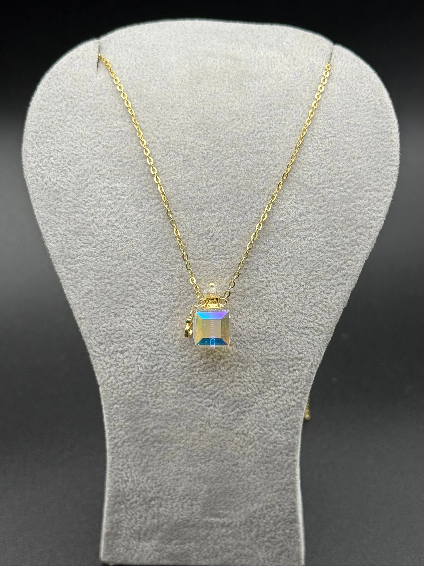 Lǎnțişor sticluțǎ de parfum.