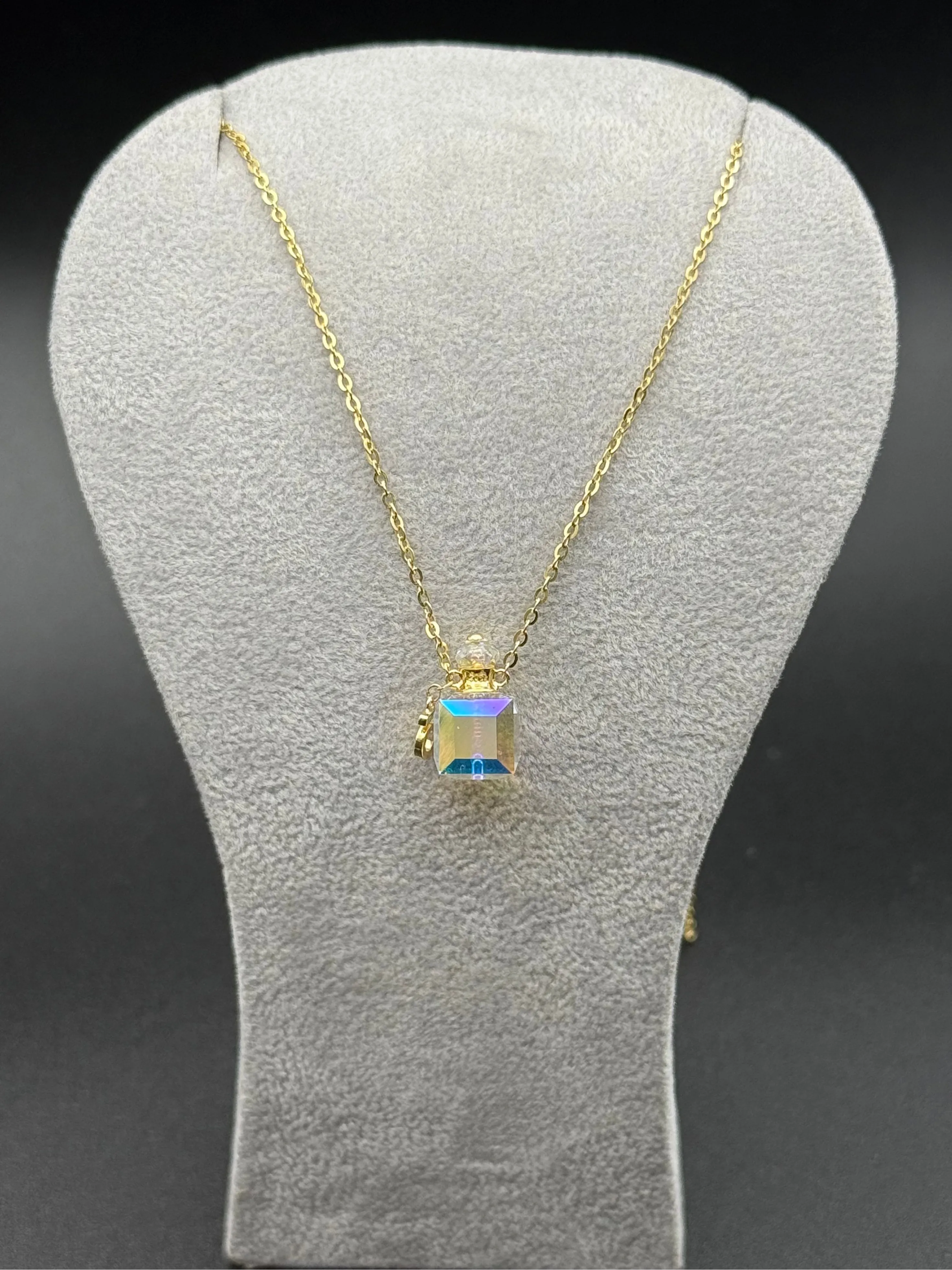 Lǎnțişor sticluțǎ de parfum.