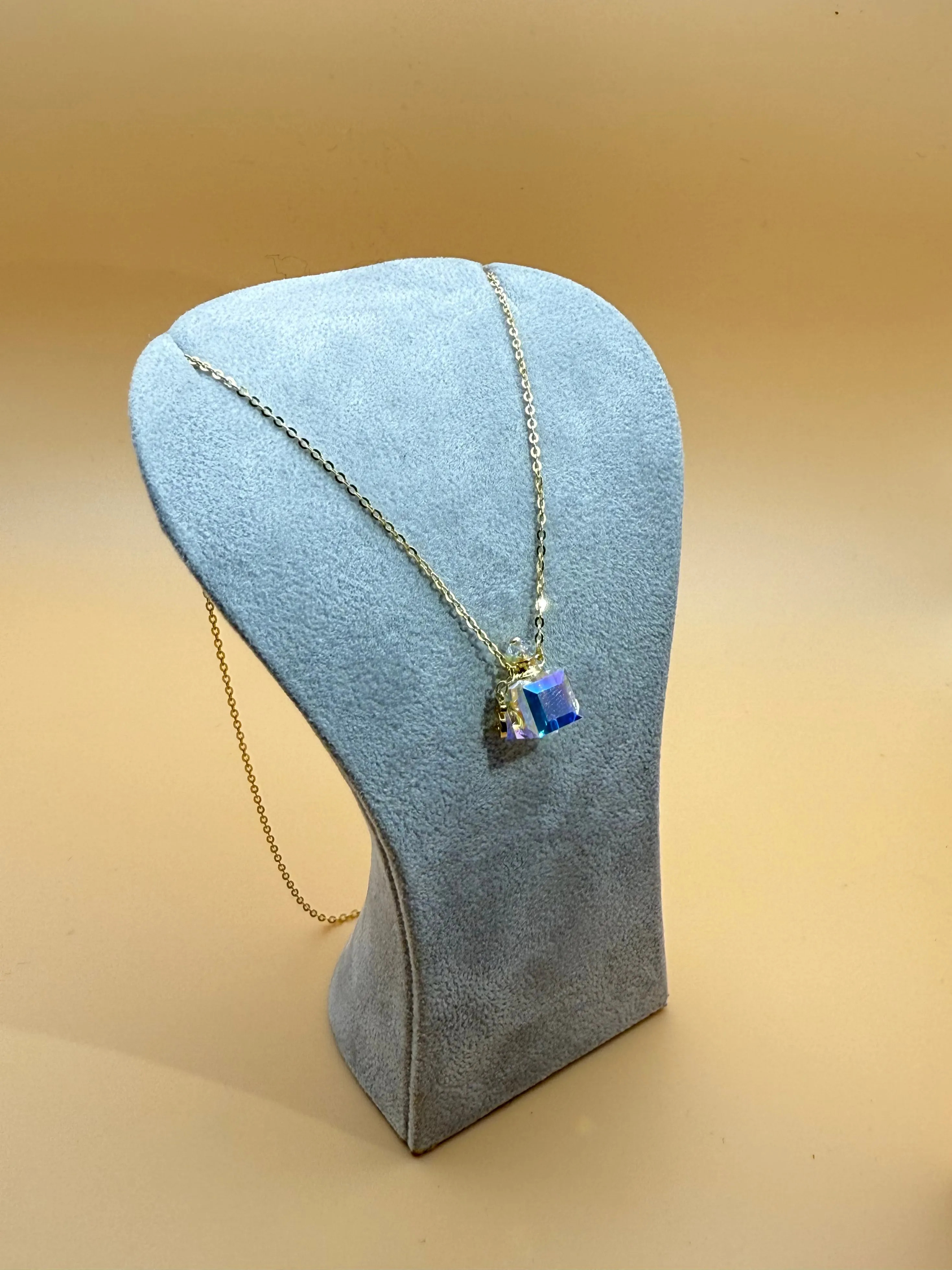 Lǎnțişor sticluțǎ de parfum.