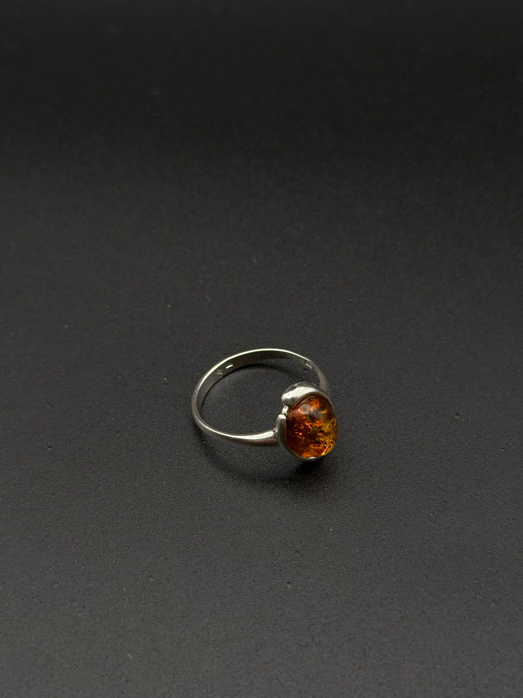 Inel cu piatrǎ din Chihlimbar