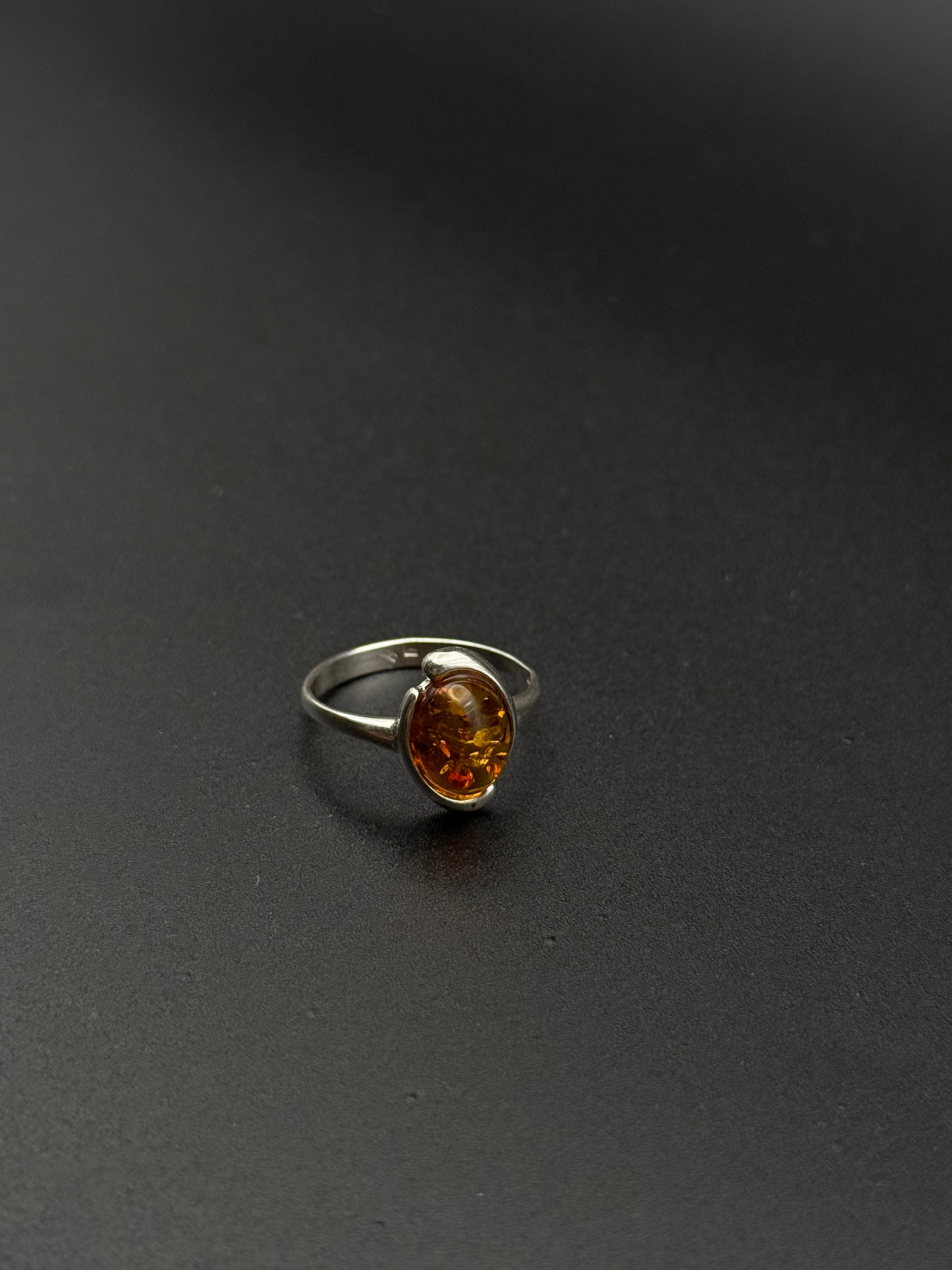 Inel cu piatrǎ din Chihlimbar